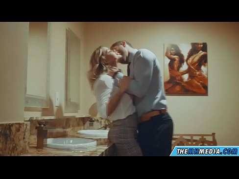 ❤️ Kiedy biuściasta blondynka uwodzi cię w publicznej toalecie Porno vk at us